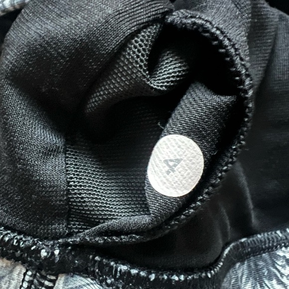 Lululemon Floral Patterned Black & White Energy Bra Size 4 - Picture 8 of 8